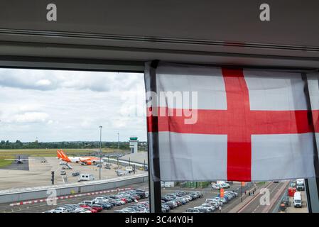 Aeroporto Southend di Londra, Essex, Regno Unito. 28 luglio 2025. La squadra di calcio femminile dell'Inghilterra si dirige da Zurigo all'aeroporto Southend di Londra. Le bandiere sono appese nell'hotel dell'aeroporto per salutarle Foto Stock