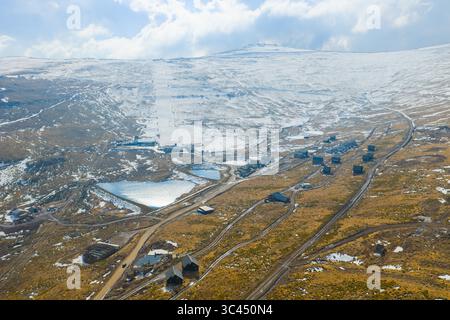 Vista aerea degli altopiani baciati dal sole che incontrano vette innevate, dove l'aria frizzante spazia sui laghi tranquilli e i sentieri tortuosi, Butha-Buthe, Butha-Buthe, le Foto Stock