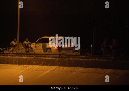 Gli agenti di pattuglia di frontiera monitorano la sicurezza vicino all'alta recinzione di Ciudad Juarez, un hotspot per i problemi di migrazione. Foto Stock