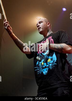 28 maggio 2021, Mosca, Russia: Ghost lancia una bacchetta di batteria nella sala durante un programma di concerti del nuovo album..il gruppo rock russo ''slot'' si è esibito con un programma di concerti del nuovo album ''Survival Instinct'' nel club di Mosca '1930 Moscow' (immagine di credito: © Mihail Siergiejevicz/SOPA Images via ZUMA Wire) Foto Stock