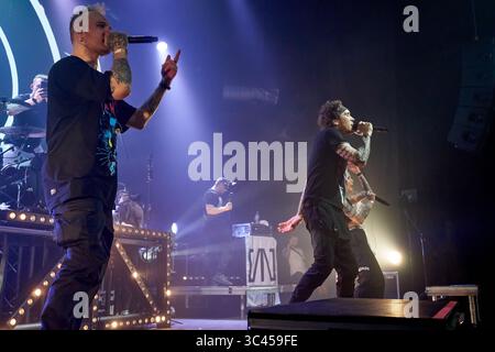 28 maggio 2021, Mosca, Russia: I membri della band cantano insieme durante un programma di concerti del nuovo album..il gruppo rock russo ''slot'' si è esibito con un programma di concerti del nuovo album ''Survival Instinct'' nel club di Mosca '1930 Moscow' (Credit Image: © Mihail Siergiejevicz/SOPA Images via ZUMA Wire) Foto Stock