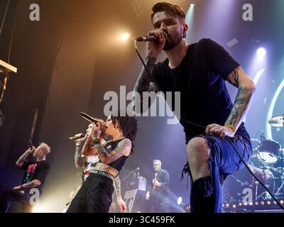 28 maggio 2021, Mosca, Russia: I membri della band cantano insieme durante un programma di concerti del nuovo album..il gruppo rock russo ''slot'' si è esibito con un programma di concerti del nuovo album ''Survival Instinct'' nel club di Mosca '1930 Moscow' (Credit Image: © Mihail Siergiejevicz/SOPA Images via ZUMA Wire) Foto Stock