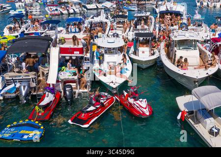 28 aprile 2019, Boca Raton, Florida, Stati Uniti: Festa delle persone al Boca Bash sul lago Boca Raton. Migliaia di partecipanti hanno fatto il pieno di barche, kayak e tavole da paddle nel mezzo del lago. (Immagine di credito: © Greg Lovett/Palm Beach Post via ZUMA Wire) Foto Stock