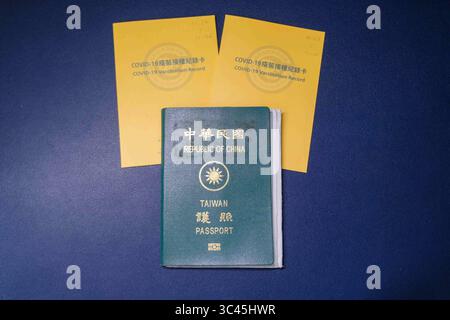 2 giugno 2021, Taiwan: In questa foto una vista della scheda di vaccinazione Covid-19 dei centri Taiwan per il controllo delle malattie (CDC) e un passaporto taiwanese. (Immagine di credito: © Walid Berrazeg/SOPA Images via ZUMA Wire) Foto Stock