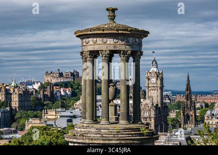 Ammira il panorama della città di Calton Hill di Edimburgo con il monumento a Dugald Stewart, il castello di Edimburgo e la torre dell'orologio Balmoral, Scozia, Regno Unito Foto Stock