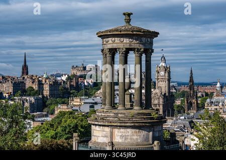 Ammira il panorama della città di Calton Hill di Edimburgo con il monumento a Dugald Stewart, il castello di Edimburgo e la torre dell'orologio Balmoral, Scozia, Regno Unito Foto Stock