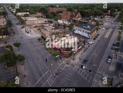 3 giugno 2020, Minneapolis, Minnesota, Stati Uniti: Una vista di alcune delle distruzioni vicino al terzo distretto della polizia di Minneapolis, che includeva il Minnehaha Lake Wine and Spirits bruciato e gli edifici circostanti, mercoledì 3 giugno 2020 a Minneapolis, Minnesota. (Immagine di credito: © TNS via cavo ZUMA) Foto Stock