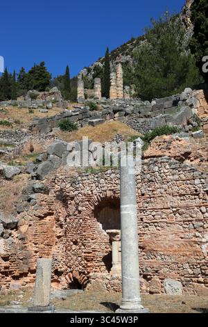 L'agorà romana, Delfi, Grecia, Europa. L'agorà romana di Delfi è la prima area incontrata all'ingresso del sito archeologico. Foto Stock