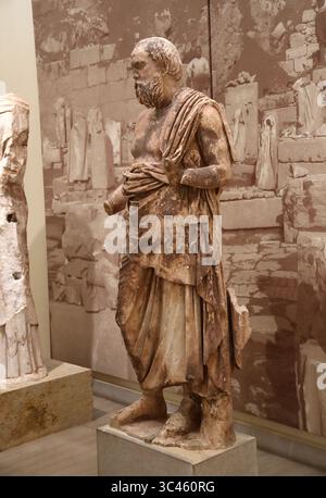 Il filosofo (o sacerdote) di Delfi, Museo Archeologico di Delfi, Delfi, Grecia, Europa. Una statua abbastanza ben conservata di un uomo anziano. Foto Stock