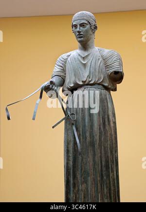 The Charioteer, Museo Archeologico di Delfi, Delfi, Grecia, Europa. La statua in bronzo di Charioteer fu sepolta dal grande terremoto del 373 a.C. Foto Stock