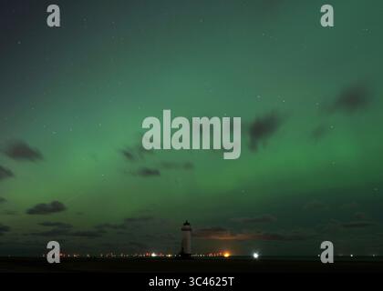 Talacre, Flintshire, Galles, 10 ottobre 2024. L'aurora boreale è visibile sopra il faro di Ayr, noto anche come il faro di Talacre a Talacre. (Immagine di credito: ©Cody Froggatt/Alamy Live News) Foto Stock