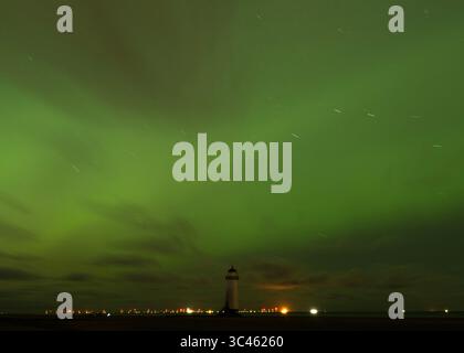Talacre, Flintshire, Galles, 10 ottobre 2024. L'aurora boreale è visibile sopra il faro di Ayr, noto anche come il faro di Talacre a Talacre. (Immagine di credito: ©Cody Froggatt/Alamy Live News) Foto Stock