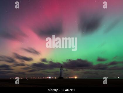 Talacre, Flintshire, Galles, 10 ottobre 2024. L'aurora boreale è visibile sopra il faro di Ayr, noto anche come il faro di Talacre a Talacre. (Immagine di credito: ©Cody Froggatt/Alamy Live News) Foto Stock