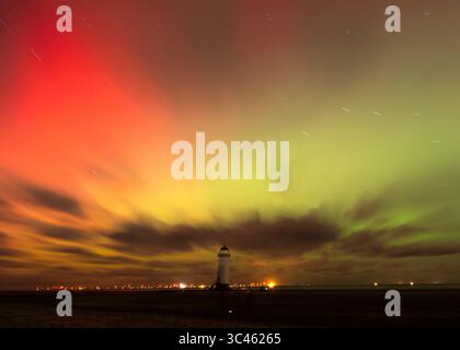 Talacre, Flintshire, Galles, 10 ottobre 2024. L'aurora boreale è visibile sopra il faro di Ayr, noto anche come il faro di Talacre a Talacre. (Immagine di credito: ©Cody Froggatt/Alamy Live News) Foto Stock