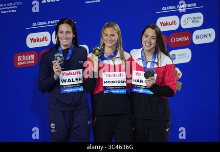 Singapore, Alex Walsh (L) degli Stati Uniti e la medaglia di bronzo Mary-Sophie Harvey del Canada posero durante la cerimonia di premiazione per la finale individuale di 200 m di medley femminile di nuoto ai Campionati del mondo d'acqua di Singapore. 28 luglio 2025. Medaglia d'oro Summer McIntosh (C) del Canada, medaglia d'argento Alex Walsh (L) degli Stati Uniti e medaglia di bronzo Mary-Sophie Harvey del Canada posa durante la cerimonia di premiazione per la finale femminile 200m individuale medley di nuoto ai Campionati mondiali d'acqua di Singapore, 28 luglio 2025. Crediti: Wu Zhizun/Xinhua/Alamy Live News Foto Stock