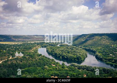Un fiume molto bello, con una forma a cuore al centro e circondato dalla foresta Foto Stock