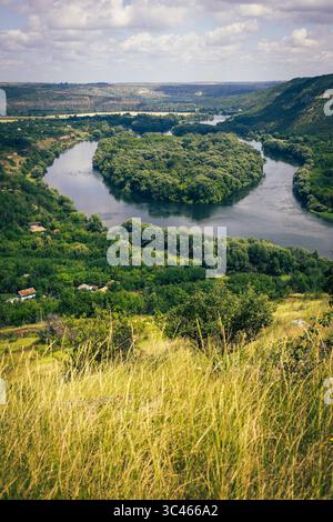 Un fiume molto bello, con una forma a cuore al centro e circondato dalla foresta Foto Stock