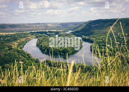Un fiume molto bello, con una forma a cuore al centro e circondato dalla foresta Foto Stock