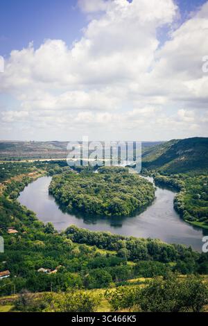 Un fiume molto bello, con una forma a cuore al centro e circondato dalla foresta Foto Stock