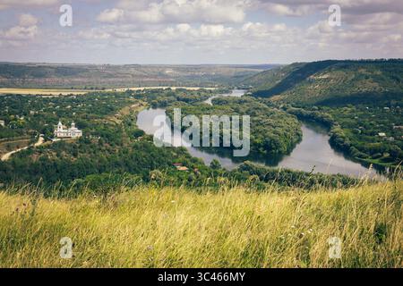 Un fiume molto bello, con una forma a cuore al centro e circondato dalla foresta Foto Stock