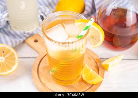 Limoncello Long Island, ricetta per il tè freddo al limoncello, il liquore Arnold Palmer con liquore al limone italiano Foto Stock