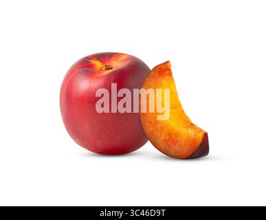 Pesche noci mature intere e tagliate in una fetta isolata. Foto Stock