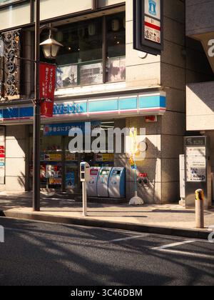 Minimarket Tokyo Lawson in un angolo soleggiato di una strada pomeridiana Foto Stock