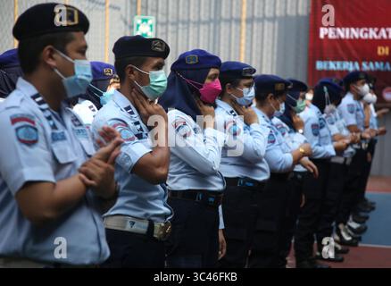 16 aprile 2021, Giacarta, Giacarta, Indonesia: Un certo numero di guardie carcerarie conducono un addestramento sulla simulazione e il controllo delle sommosse nella prigione femminile di classe IIA (penitenziario) Pondok Bambu, Giacarta Est, il 10 giugno 2021. L'esercizio è nel contesto di una maggiore vigilanza e sicurezza nelle carceri quando si controllano i disordini o le rivolte che si verificano, perché la vita dei detenuti è molto vulnerabile al trambusto nelle carceri. (Immagine di credito: © Dasril Roszandi/ZUMA Wire) Foto Stock