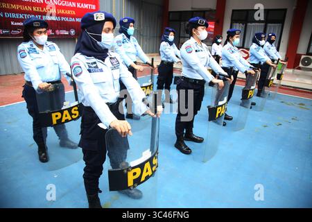 16 aprile 2021, Giacarta, Giacarta, Indonesia: Un certo numero di guardie carcerarie conducono un addestramento sulla simulazione e il controllo delle sommosse nella prigione femminile di classe IIA (penitenziario) Pondok Bambu, Giacarta Est, il 10 giugno 2021. L'esercizio è nel contesto di una maggiore vigilanza e sicurezza nelle carceri quando si controllano i disordini o le rivolte che si verificano, perché la vita dei detenuti è molto vulnerabile al trambusto nelle carceri. (Immagine di credito: © Dasril Roszandi/ZUMA Wire) Foto Stock