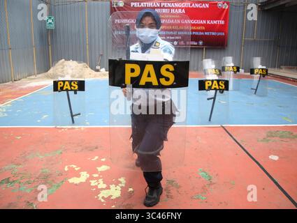 16 aprile 2021, Giacarta, Giacarta, Indonesia: Un certo numero di guardie carcerarie conducono un addestramento sulla simulazione e il controllo delle sommosse nella prigione femminile di classe IIA (penitenziario) Pondok Bambu, Giacarta Est, il 10 giugno 2021. L'esercizio è nel contesto di una maggiore vigilanza e sicurezza nelle carceri quando si controllano i disordini o le rivolte che si verificano, perché la vita dei detenuti è molto vulnerabile al trambusto nelle carceri. (Immagine di credito: © Dasril Roszandi/ZUMA Wire) Foto Stock