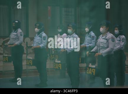 16 aprile 2021, Giacarta, Giacarta, Indonesia: Un certo numero di guardie carcerarie conducono un addestramento sulla simulazione e il controllo delle sommosse nella prigione femminile di classe IIA (penitenziario) Pondok Bambu, Giacarta Est, il 10 giugno 2021. L'esercizio è nel contesto di una maggiore vigilanza e sicurezza nelle carceri quando si controllano i disordini o le rivolte che si verificano, perché la vita dei detenuti è molto vulnerabile al trambusto nelle carceri. (Immagine di credito: © Dasril Roszandi/ZUMA Wire) Foto Stock