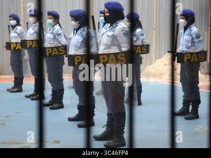 16 aprile 2021, Giacarta, Giacarta, Indonesia: Un certo numero di guardie carcerarie conducono un addestramento sulla simulazione e il controllo delle sommosse nella prigione femminile di classe IIA (penitenziario) Pondok Bambu, Giacarta Est, il 10 giugno 2021. L'esercizio è nel contesto di una maggiore vigilanza e sicurezza nelle carceri quando si controllano i disordini o le rivolte che si verificano, perché la vita dei detenuti è molto vulnerabile al trambusto nelle carceri. (Immagine di credito: © Dasril Roszandi/ZUMA Wire) Foto Stock