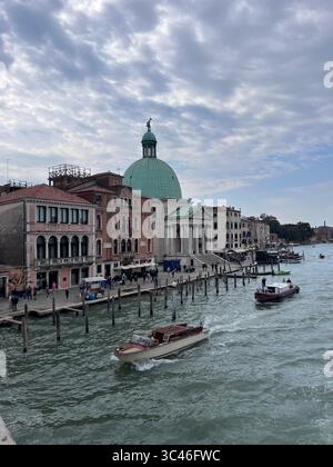 Da ogni angolazione, Venezia dipinge un quadro di nostalgia, romanticismo e vita vissuta al ritmo della marea. Foto Stock