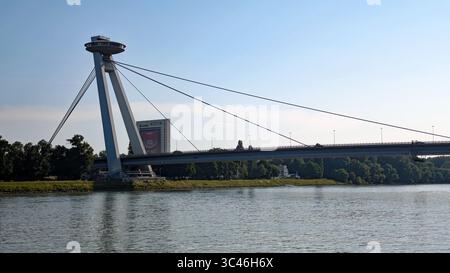 Spesso chiamato il ponte UFO, questo ponte di Bratislava è un'icona di questa città slovacca e una vera attrazione Foto Stock