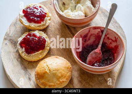 Focaccine inglesi tradizionali con crema coagulata e marmellata Foto Stock