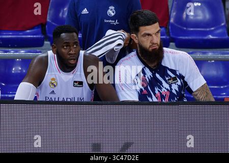 15 giugno 2021, Barcellona, Spagna: Usman Garuba del Real Madrid con Vincent Poirier del Real Madrid durante la finale della partita di Liga Endesa tra FC Barcelona e Real Madrid al Palau Blaugrana di Barcellona, Spagna. (Immagine di credito: © David Ramirez/DAX via ZUMA Wire) Foto Stock