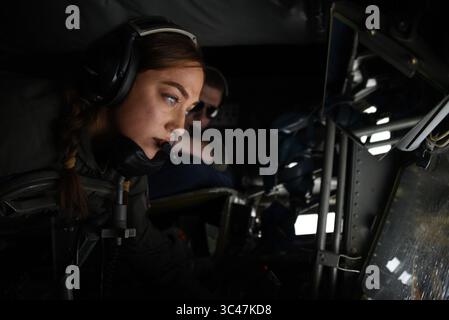 26 maggio 2021 - Prestwick, Scozia, Regno Unito - staff Sgt. Morgan Hall, un operatore del boom assegnato all'Ohio Air National Guards 121st Air Refueling Wing, guarda fuori dal boom pod di un KC-135 Stratotanker durante un volo di rifornimento al largo delle coste del Regno Unito, 26 maggio 2021. Miller fa parte di un gruppo di membri della Guardia che operano dalla Scozia e forniscono supporto per il rifornimento aereo nell'ambito dell'esercitazione dimostrativa in mare/Formidable Shield. Formidable Shield è un'esercitazione multinazionale di prim'ordine che si svolge nella regione dell'Oceano Atlantico settentrionale intorno al Regno Unito. (foto Foto Stock