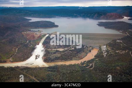 17 giugno 2021 - Oroville, California, Stati Uniti - FILE: Appena quattro anni dopo essere emersa da una penosa siccità pluriennale, la California è scesa in condizioni di asciutto che non si vedono dal 1976 al 77. Le prove della nuova siccità si distinguono nelle immagini satellitari dei due più grandi bacini dello stato. L'Operational Land Imager (oli) su Landsat 8 mostra quest'anno il lago Shasta e il lago Oroville in condizioni più tipiche. Le frange abbronzanti intorno all'acqua nel 2021 sono aree del letto del lago che sono tipicamente sott'acqua quando i serbatoi sono riempiti più vicino alla capacità. Il fenomeno è spesso definito un 'ba Foto Stock