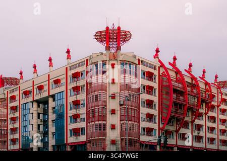 Moderno e colorato edificio di appartamenti con audaci elementi architettonici rossi a Belgrado, Serbia Foto Stock