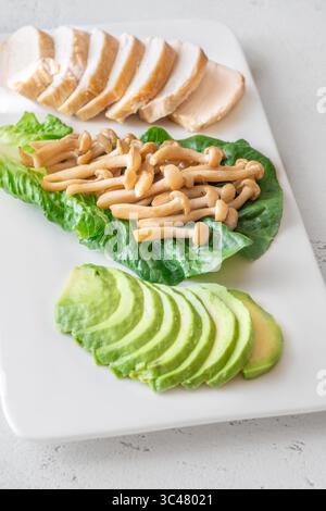 Pasto leggero a base di proteine magre e verdure servito in armonia naturale e bilanciata Foto Stock