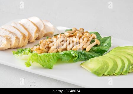 Pasto leggero a base di proteine magre e verdure servito in armonia naturale e bilanciata Foto Stock