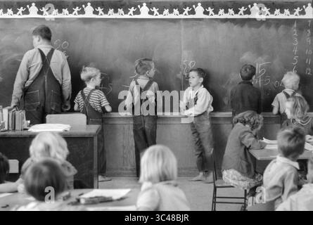 12 aprile 2018 - Weslaco, Texas, Stati Uniti - bambini di lavoratori migratori in classe della scuola elementare presso FSA Camp, Weslaco, Texas, Stati Uniti, Arthur Rothstein per Farm Security Administration, febbraio 1942 (immagine di credito: © circa Images/Glasshouse via ZUMA Wire) Foto Stock