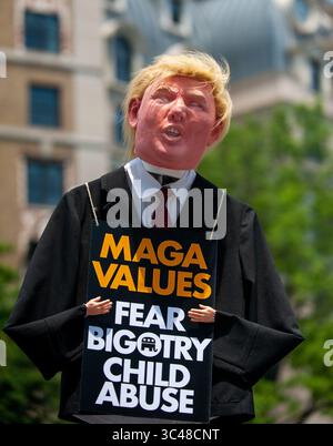 30 giugno 2018 - Washington, District of Columbia, Stati Uniti - Un manifestante tiene una replica DI DONALD TRUMP durante il "Families Belong Together Rally" di Washington, D.C. (Credit Image: © Michael A. McCoy via ZUMA Wire) Foto Stock