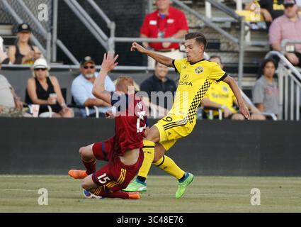 30 giugno 2018 - Columbus, OH, USA - l'attaccante del Columbus Crew SC Pedro Santos (9) viene colpito dal difensore del Real Salt Lake Justen Glad (15) nel primo tempo al MAPFRE Stadium di Columbus, Ohio, sabato 30 giugno 2018. (Immagine di credito: © Kyle Robertson/TNS via ZUMA Wire) Foto Stock