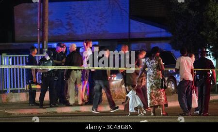 30 giugno 2018 - Boise, Idaho, Stati Uniti - i rifugiati che vivono in appartamenti vicino all'angolo tra State Street e Wyle Street a Boise, Idaho, sono stati segnalati come tra le nove vittime di pugnalatori sabato 30 giugno 2018. Molte famiglie della zona erano in attesa di informazioni mentre la polizia di Boise indagava sulla scena del crimine. La chiamata alla polizia è stata fatta alle 20:46. Tutte le nove vittime sono state trasportate all'ospedale e la polizia ha arrestato un sospetto sotto tiro subito dopo l'incidente. (Immagine di credito: © Darin Oswald/TNS via ZUMA Wire) Foto Stock