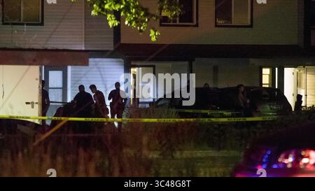 30 giugno 2018 - Boise, ID, USA - la polizia di Boise indaga su una scena del crimine all'angolo tra State Street e Wyle Street a Boise, Idaho, poco prima delle 23 di sabato 30 giugno 2018. Durante una conferenza stampa, il capo della polizia Bill Bones riportò che nove vittime pugnalate di diverse età erano state segnalate sulla scena. La chiamata alla polizia e' stata fatta alle 20:46. Ha detto che tutte le nove vittime sono state trasportate all'ospedale e la polizia ha arrestato un sospetto sotto tiro subito dopo l'incidente. (Immagine di credito: © Darin Oswald/TNS via ZUMA Wire) Foto Stock