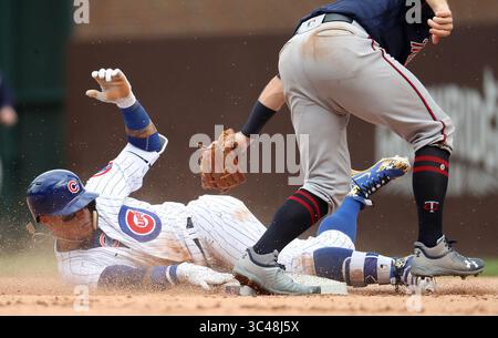 1 luglio 2018 - Chicago, il, USA - la terza base dei Chicago Cubs Javier Baez passa le mani sulla sua slide per eludere il tag del secondo base dei Minnesota Twins Brian Dozier per una doppia nell'ottavo inning domenica 1 luglio 2018 al Wrigley Field di Chicago, Illinois. I Cubs sconfissero i Twins, 11-10. (Immagine di credito: © Brian Cassella/TNS via ZUMA Wire) Foto Stock