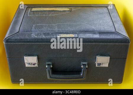 Miami Beach, Florida, fotocamera panoramica, custodia rigida chiusa in similpelle nera vintage con chiusure in metallo argento e maniglia sagomata, robusto Foto Stock
