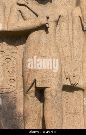 Egitto, dettaglio di una statua di Ramsete II, Ptah e Sekhmet, nei giardini del Museo Egizio del Cairo. Trovato a Heracleopolis Magna. Ora in GEM. Foto Stock