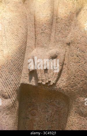 Egitto, Cairo, Grand Egyptian Museum (GEM), dettaglio di una statua (triade) che mostra Ramses II, Ptah e Sekhmet, trovata a Eracleopoli Magna. Foto Stock